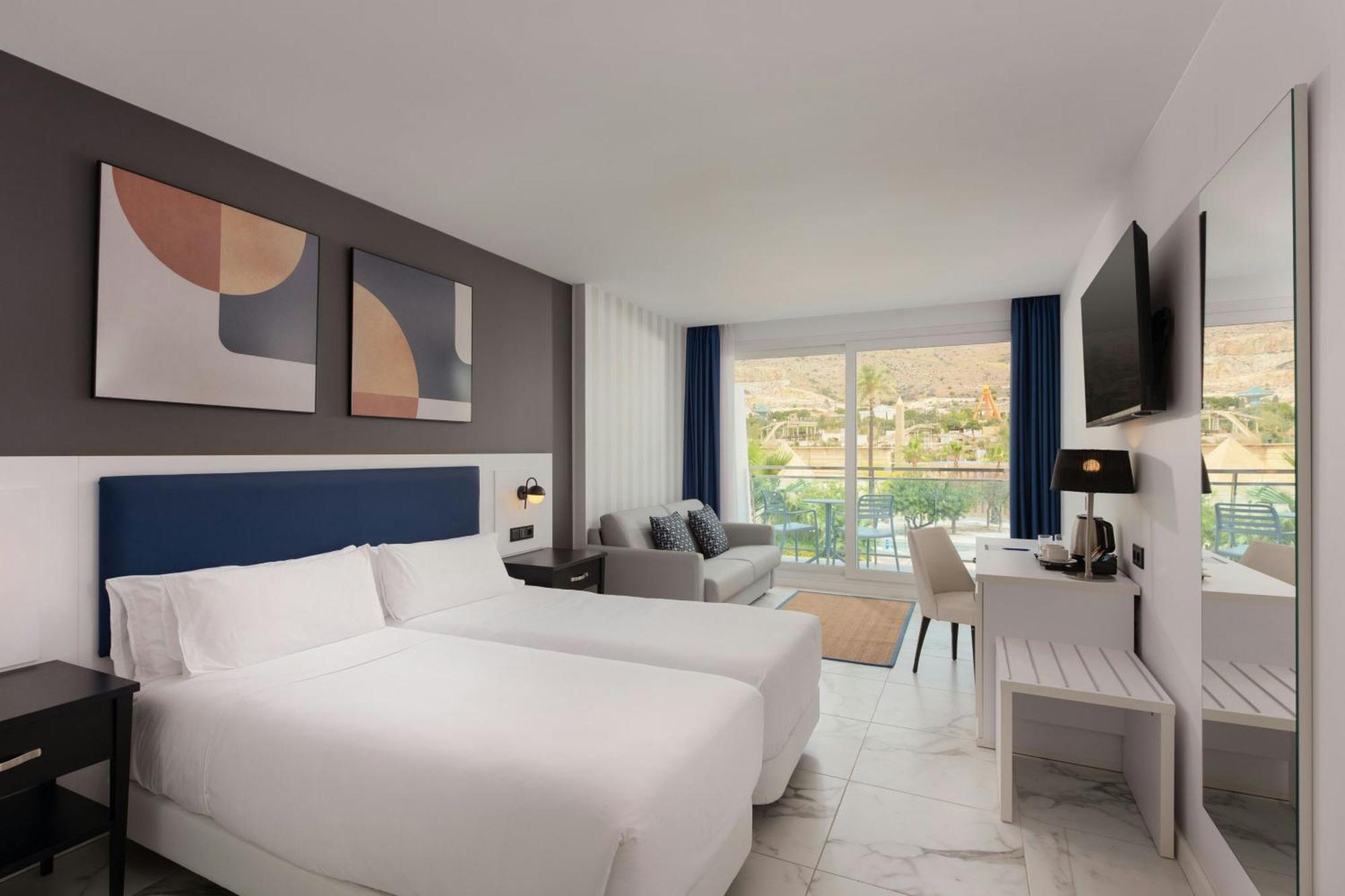 Habitación Doble con sofá cama, balcón y vistas a la montaña - 2 camas